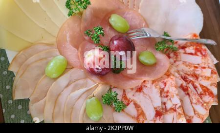 Aufschnitt mit Wurst und Käse zum Abendessen Stockfoto