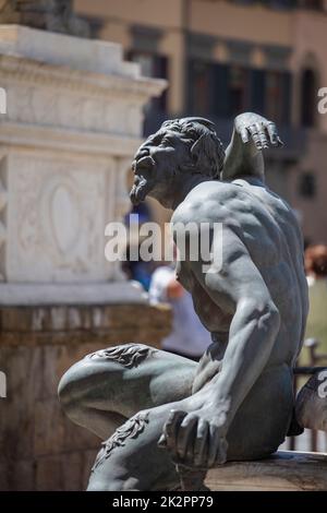 Detail der Bronzestatuen, die die Fontana del Nettuno schmücken, auf der Piazza della Signora in Florenz, Toskana. Stockfoto