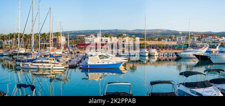 LATCHI - 19 Mai: Yachten im Hafen im Hafen am 19. Mai 2015 in Latchi Village, Zypern. Stockfoto