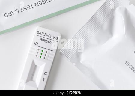 Corona-Virus-Antigen-Schnelltest. Testkit für Laborkarten für COVID-19. Stockfoto