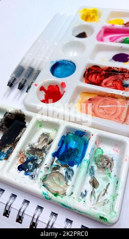 Flaches Skizzenbuch, Aquarellpinsel und Farbpalette Stockfoto