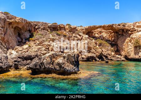 Ayia Napa Meereshöhlen in der Nähe von Cape Greco. Bezirk Famagusta. Zypern Stockfoto