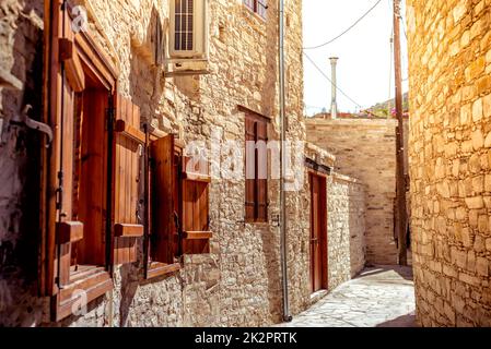 Enge Straße im Dorf Kato Lefkara. Larnaca District, Zypern Stockfoto