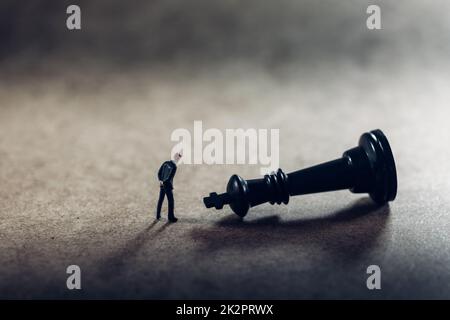 Geschäftsmann und Schachfigur. Konzept der Entscheidungsfindung Stockfoto