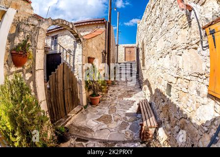 Sonnige Einengungen an einem Sommertag im Dorf Lofou. Bezirk Limassol, Zypern Stockfoto