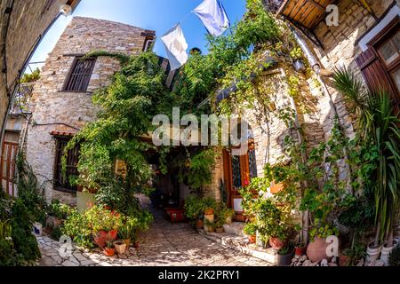 Farbenfroher, ruhiger Garten im Dorf Lefkara. Larnaca District, Zypern Stockfoto