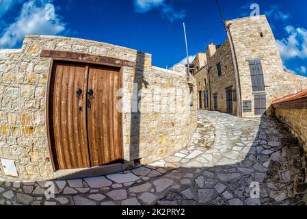 Sonnige Straße in einem kleinen mediterranen Dorf. Lofou, Bezirk Limassol, Zypern Stockfoto