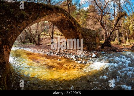 Kelefos, mittelalterliche venezianische Steinbrücke. Paphos District, Zypern Stockfoto