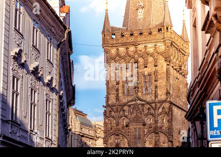 Pulverturm oder Pulverturm entlang der Celetna Street. Prag, Tschechische Republik Stockfoto