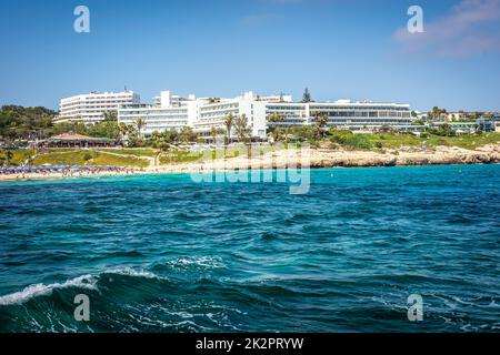 AYIA NAPA, ZYPERN - 16. JULI 2016: Küstenlinie von Ayia Napa mit Strand und Hotels Stockfoto