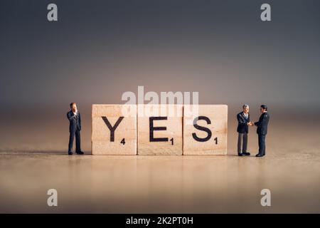 Holzfliesen mit Buchstaben, die das Wort "Ja" buchstabieren. Geschäftskonzept Stockfoto