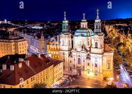 Die Nikolaikirche in der Prager Altstadt. Blick vom Alten Rathaus bei Nacht. Tschechische Republik Stockfoto