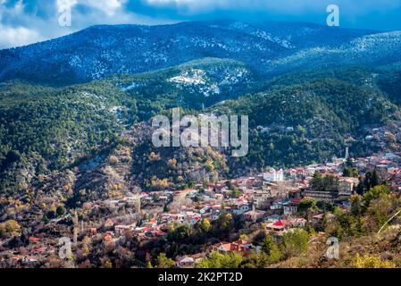 Blick auf die schneebedeckten Berge hinter dem Dorf Pedoulas. Bezirk Nikosia Stockfoto