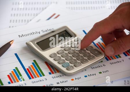 Handdrückender Rechner mit Hintergrund für die Diagrammanalyse. Business-Analyse-Konzept Stockfoto