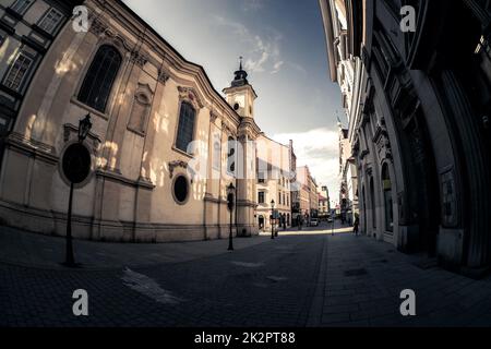 Malerische, enge Kopfsteinpflasterstraße mit historischen Gebäuden in der Altstadt von Pilsen (Plzen). Tschechische Republik Stockfoto