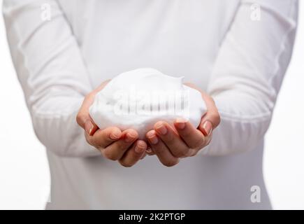 Eine Frau mit Seifenblasen auf weißem Hintergrund. Stockfoto