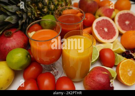 Gesunde Obst- und Gemüsesäfte auf weißem Hintergrund Stockfoto