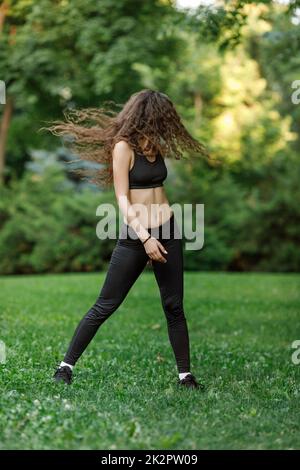 Frau Übungen aufwärmen Stockfoto