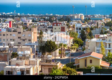 Stadtbild von Paphos über Wohnvierteln. Zypern Stockfoto