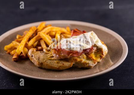 Typische tschechische Küche Hähnchenscheibe mit Schinken und Camembert mit pommes frites gebacken Stockfoto