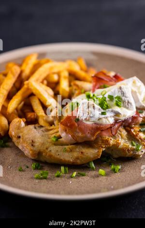 Typische tschechische Küche Hähnchenscheibe mit Schinken und Camembert mit pommes frites gebacken Stockfoto