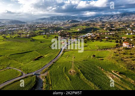 Blick aus der Vogelperspektive auf das Vorstadtviertel. Dorf Monagroulli, Bezirk Limassol, Zypern Stockfoto