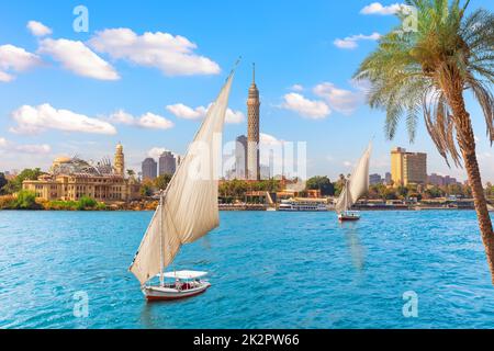 Feluccas im Nil vor dem Turm von Kairo, Ägypten Stockfoto