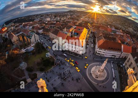 Matthiaskirchenplatz mit der Dreifaltigkeitssäule und einem Haufen Touristen Stockfoto