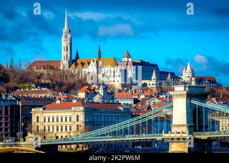 Blick auf die Budapester Stadtlandschaft mit Kettenbrücke, Matthiaskirche und Fischerbastei. Ungarn Stockfoto