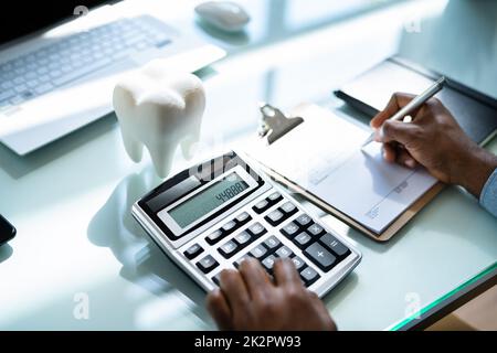 Zahnversicherungsgeld. Zahnarzt-Service-Desk Stockfoto