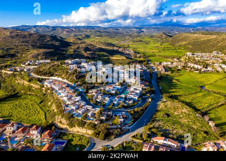 Aus der Vogelperspektive Wohnhäuser und Villen in der Bucht von Pissouri, einem Dorf im Bezirk Limassol, Zypern Stockfoto