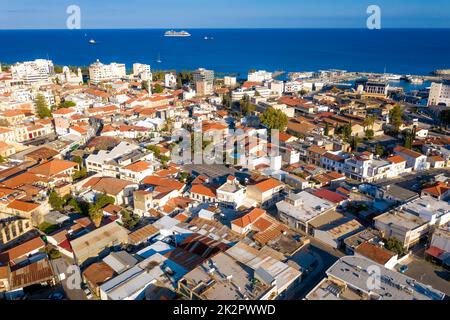 Luftaufnahme von Limassol, Zypern zum Meer hin Stockfoto