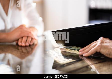 Bestechungsgeld In Dollar Stockfoto