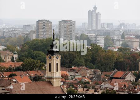 Blick auf Zemun, mit Kirchturm und Stadtbild im Hintergrund. Belgrad, Serbien Stockfoto