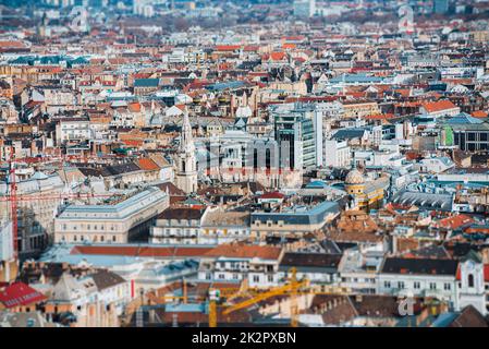 Erhöhte Ansicht der Budapester Stadtlandschaft mit Tilt- und Shift-Effekt. Ungarn Stockfoto