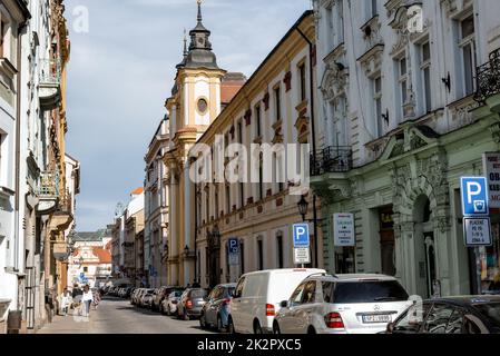 Pilsen, Tschechische Republik - Mai 22 2017: Enge Straße in der Altstadt von Pilsen Stockfoto