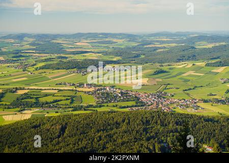 Blick vom Hohenbogen auf Neukirchen Heiligblut, eine kleine Stadt im Bayerischen Wald. Stockfoto