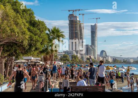 Limassol, Zypern - 17. Oktober 2021: Menschenmenge im Molos Seaside Park während einer Sportveranstaltung Stockfoto