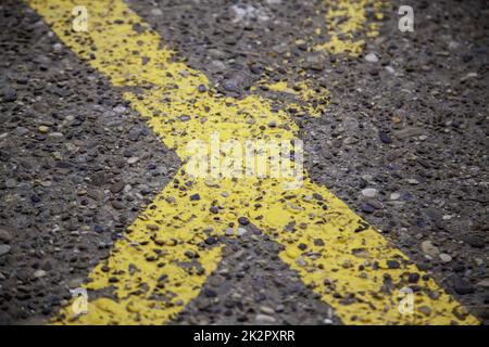 Gelbe Linien auf dem Asphalt Stockfoto