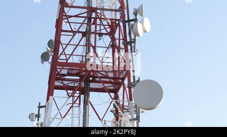 Telekommunikations-Mobilfunkturm Gegen Den Blauen Himmel. Stockfoto