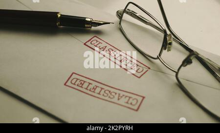 Nahaufnahme eines klassifizierten Dokuments in Hüllkurve Stockfoto