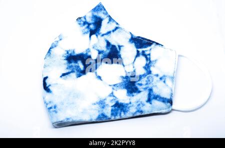 Indigo Krawatte Farbstoff, Shibori und Indigo Dye Stoff covid Stoffmaske Stockfoto