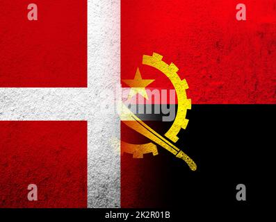 Das Königreich Dänemark Nationalflagge mit Nationalflagge der Republik Angola. Grunge Hintergrund Stockfoto