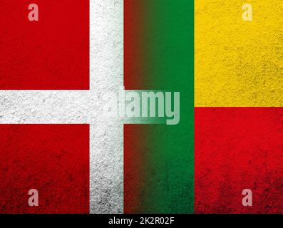 Das Königreich Dänemark Nationalflagge mit der Republik Benin Nationalflagge. Grunge Hintergrund Stockfoto