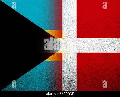 Das Königreich Dänemark Nationalflagge mit der Commonwealth of the Bahamas Nationalflagge. Grunge Hintergrund Stockfoto