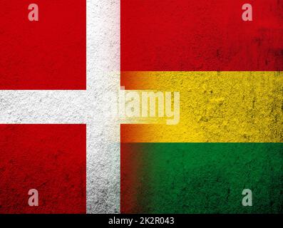 Das Königreich Dänemark Nationalflagge mit Bundesstaat Bolivien Nationalflagge. Grunge Hintergrund Stockfoto