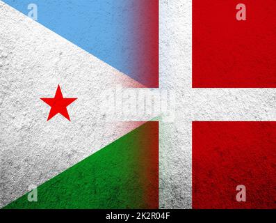 Das Königreich Dänemark Nationalflagge mit der Republik Dschibuti Nationalflagge. Grunge Hintergrund Stockfoto