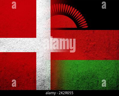 Das Königreich Dänemark Nationalflagge mit der Republik Malawi Nationalflagge. Grunge Hintergrund Stockfoto