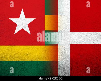 Das Königreich Dänemark Nationalflagge mit der togoischen Republik Togo Nationalflagge. Grunge Hintergrund Stockfoto