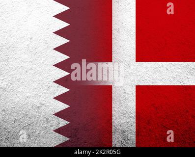 Das Königreich Dänemark Nationalflagge mit der State of Qatar Nationalflagge. Grunge Hintergrund Stockfoto